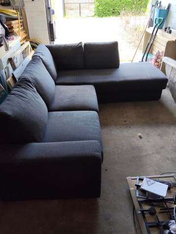 Comfortabele donkergrijze hoekbank met chaise longue