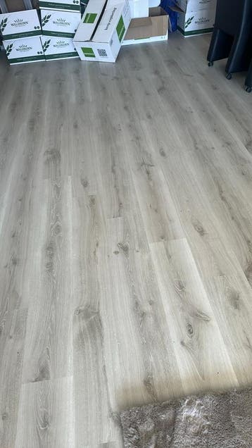 Laminaatvloer lichtgrijs - 80m2 - Zo goed als nieuw
