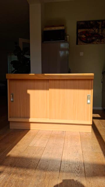Gratis: Twee identieke houten kastjes met schuifdeuren