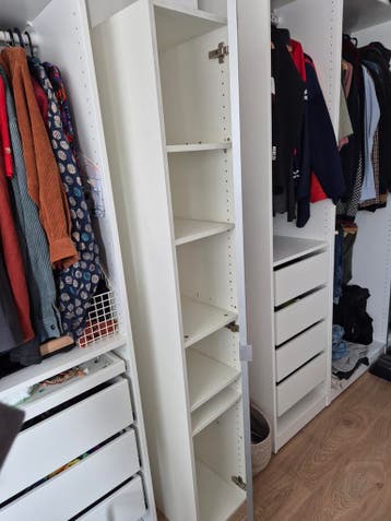 Witte kast met planken ikea