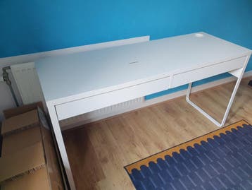Wit IKEA bureau met 2 lades en kabelgoot - 142x50x75 cm