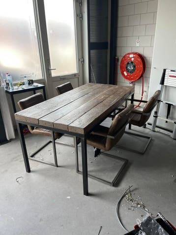 GRATIS houten tafel + 4 stoelen - MOET NU WEG!