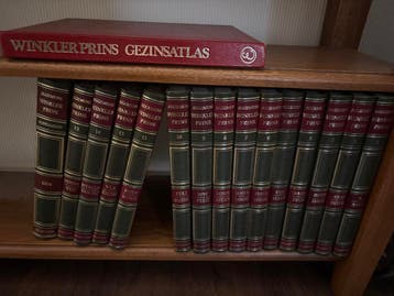 Grote Winkler Prins Encyclopedie 1976 en gezinsatlas