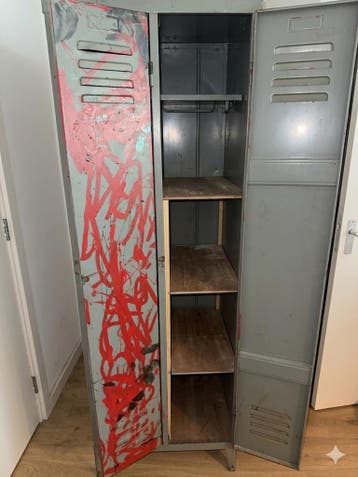 Industriële metalen locker kast met unieke graffiti