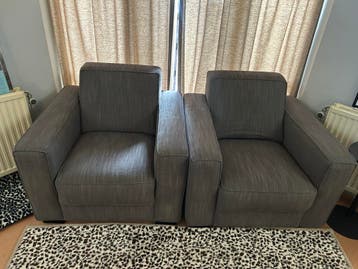 Twee comfortabele grijze fauteuils