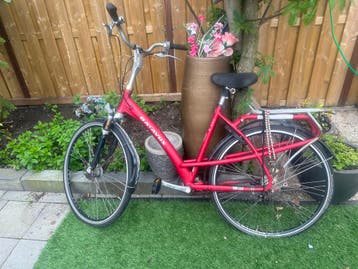 Batavus fiets, rood, met versnellingen en lage instap
