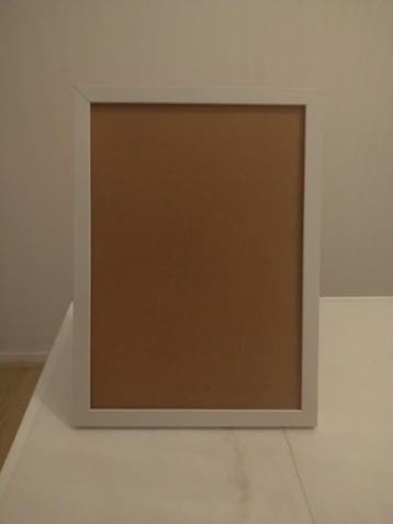 GRATIS Fotolijstje wit (staand + ophangen)