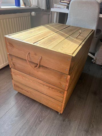 Houten kist op wielen