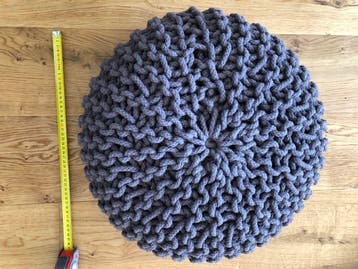 Grijze gehaakte poef, circa 20 cm hoog