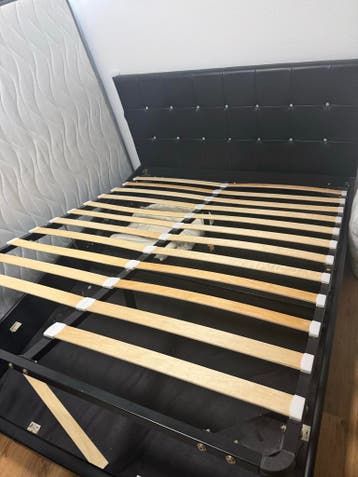 Tweepersoonsbed met lattenbodem en matras