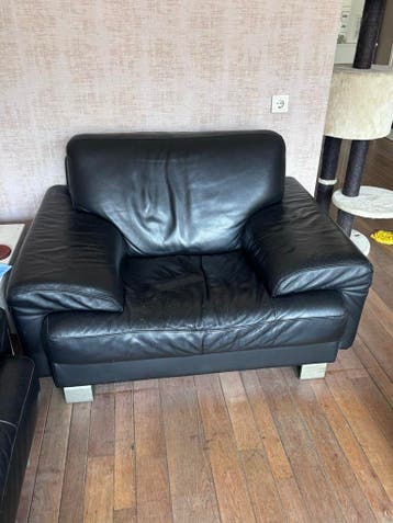 Zwarte leren bankstel: 2-zitsbank en fauteuil