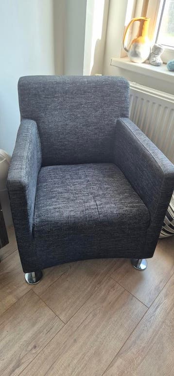 Comfortabele grijze fauteuil.