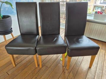 Set van 3 donkerbruine eetkamerstoelen.