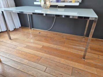 Eettafel met glazen blad en metalen frame