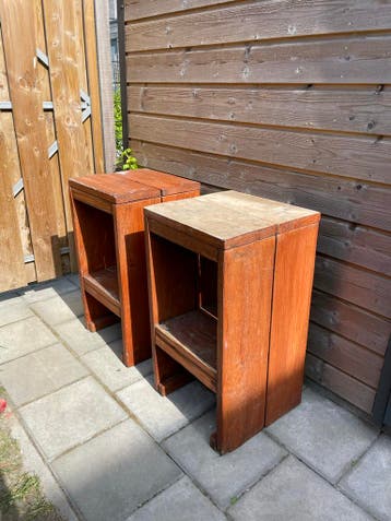 Twee houten bijzettafels (opknapper)