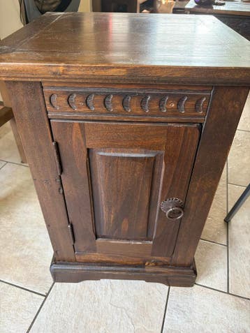 Vintage houten nachtkastje met deur