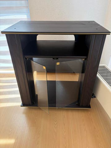 Zwart houten tv-meubel met glazen deuren