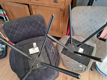 4 gratis eetkamerstoelen om op te knappen.