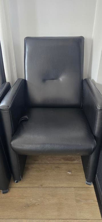 6 gratis eetkamerstoelen van leer. Lichte gebruikerssporen.