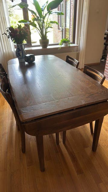 Tafel met stoelen