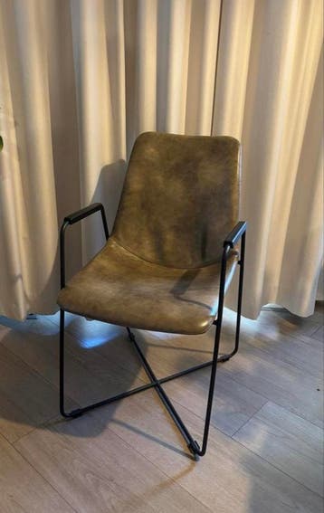 4  eetkamerstoelen met metalen frame en kunstleer