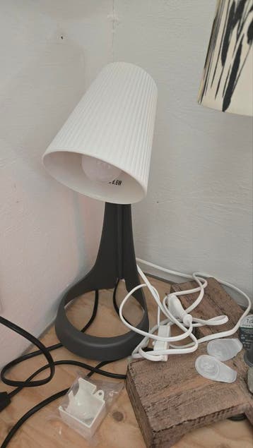 Moderne tafellamp met witte kap (Basic IKEA desk lamp)
