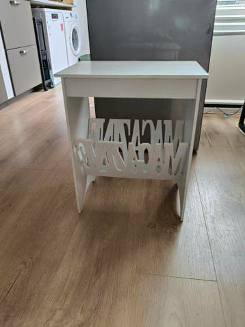 Wit boekenkastje / magazinehouder (gratis)
