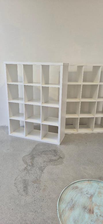 Gratis: Witte open kasten, twee stuks