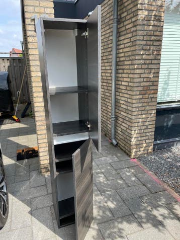 GRATIS Hoge smalle kast met planken - Donker houtlook