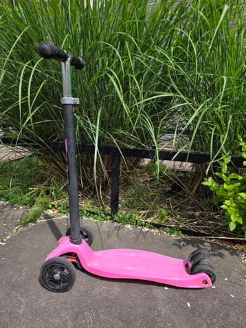 Roze kinderstep met 3 wielen - Gebruikt