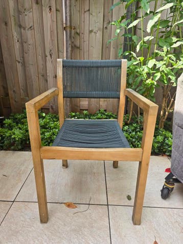 Houten tuinstoel met gevlochten zitting en rugleuning