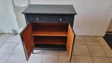 Zwart kastje met lade en deurtjes - voor de opknapper