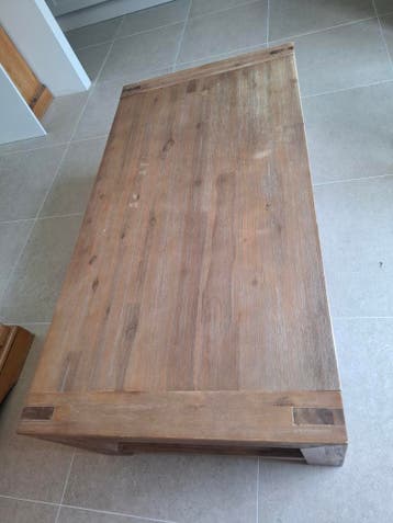Robuuste houten salontafel met opbergplank