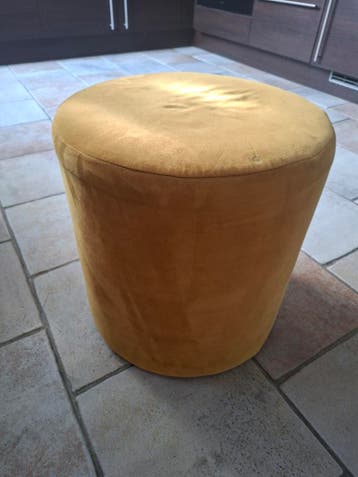 Okergele poef rond