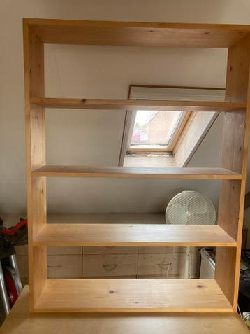 Eenvoudig boekenkastje om op te hangen