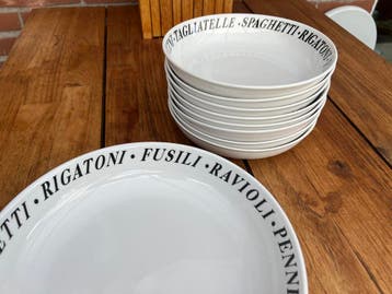 8 pastaborden en grote pasta- of saladeschaal