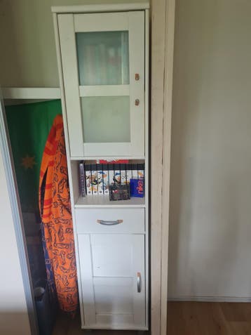 Smalle witte kast met lade en deuren