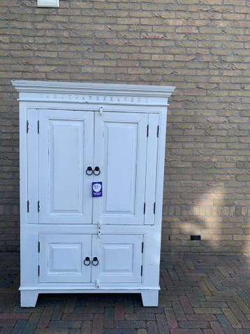 Wit dressoir / tv kast met vier deuren / deurtjes