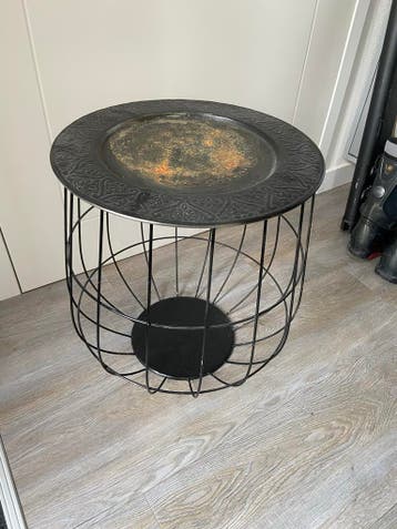 Bijzettafel met metalen onderstel en dienblad