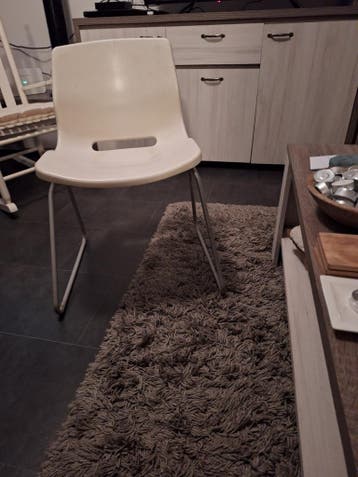 Comfortabele witte tuinstoel met metalen onderstel