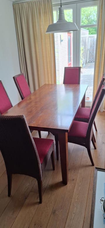Houten eettafel met 6 stoelen