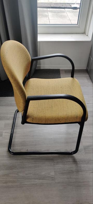 Comfortabele stoel met geel stoffen bekleding