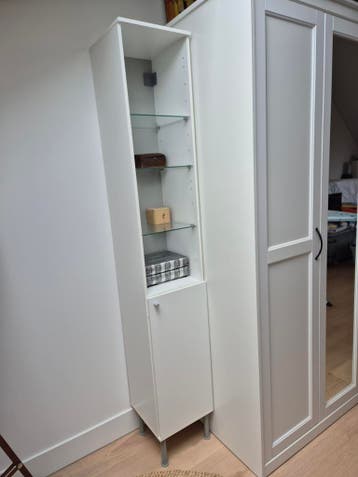 Witte vitrinekast met glazen planken en opbergruimte