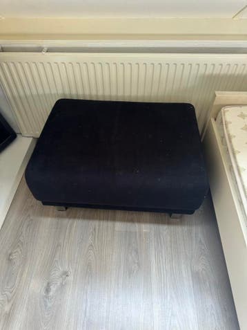 Nette zwarte velours fauteuil met hocker