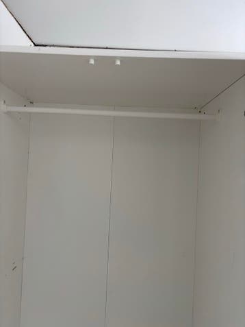 Witte kledingkast met hang- en leggedeelte