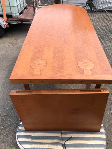 Binnentafel design afgewerkt vol eik