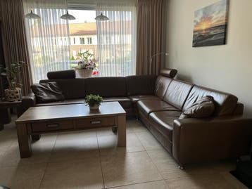 Lederen bruine hoekbank met salontafel
