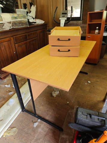 Ruim bureau met lades