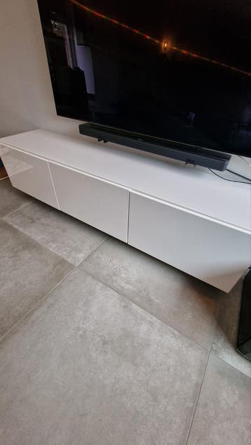 GRATIS! Witte Ikea tv-kast met glasplaat (180x40x42cm)