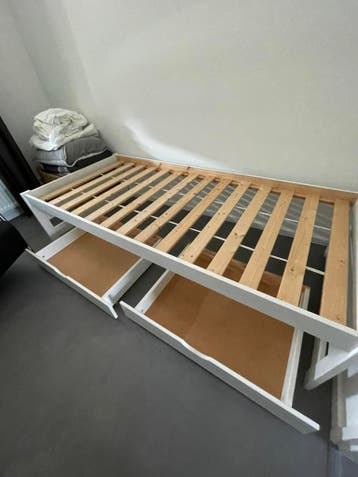 Eenpersoonsbed met opberglades